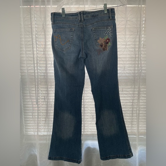 women’s/ juniors embroidered jeans - Picture 3 of 4